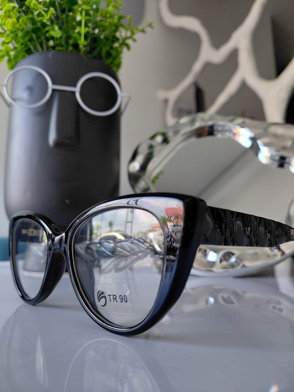 TR EYE WEAR