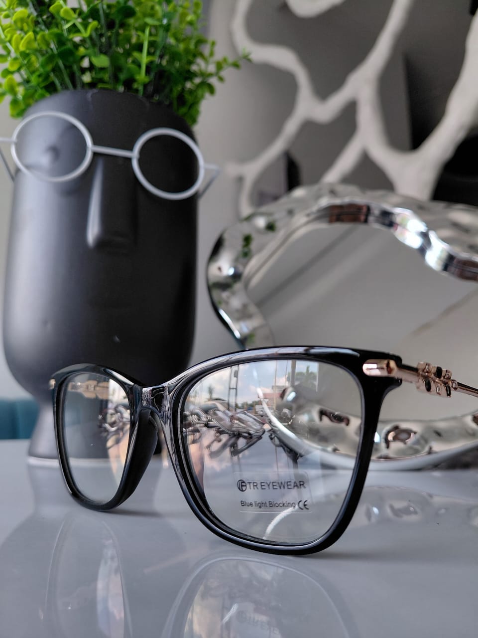 TR EYE WEAR